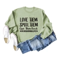 Plano de sudadera verde salvia con texto Love Them Spoil Them y vaqueros azules - M / Sudadera Verde Oliva (Fuente Negra)