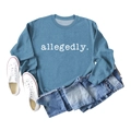 Mise à plat du sweat à col rond bleu brumeux avec texte et pantalon en jean - Bleu (Police Blanche)