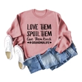 Sudadera rosa de cuello redondo con frase Love Them Spoil Them y vaqueros azules - S / Sudadera Oro Rosa (Fuente Negra)