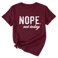 Détail du t-shirt bordeaux avec texte blanc Nope not today et nœud stylé devant - S / Hauts / Rouge Vin (Texte Blanc)