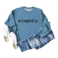 Mise à plat du sweat à col rond bleu brume avec texte allegedly. et jean décontracté - Bleu (Police Noire)