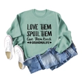 Sudadera de cuello redondo verde salvia con texto Love Them Spoil Them en plano - S / Sudadera Verde Claro (Fuente Negra)