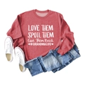 Plano de una sudadera roja de manga larga con el lema blanco 'Love Them Spoil Them' - S / Sudadera Roja (Fuente Blanca)