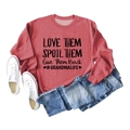 Vue à plat d'un sweat rouge avec slogan Love Them Spoil Them et jean décontracté - Sweat-shirt Rouge (Police Noire)