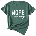 Détail d'un t-shirt vert foncé avec slogan Nope not today et design élégant à nœud latéral - S / Hauts / Vert Rétro (Texte Blanc)
