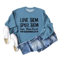 Mise à plat d'un sweat bleu avec texte Love Them Spoil Them et un short en jean bleu - Sweat-shirt Bleu (Police Noire)