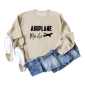 Λεπτομέρεια του AIRPLANE Mode print σε χακί φούτερ με τζιν παντελόνι και σπορ παπούτσια - S / Άμμος (Μαύρη Γραμματοσειρά)