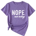 Détail d'un t-shirt violet avec imprimé NOPE not today et nœud élégant sur le côté - S / Hauts / Violet