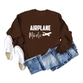Vue à plat d'un sweat marron mode avion avec un jean et des baskets blanches - S / Café (Police Blanche)