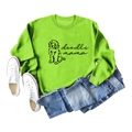 Detailansicht des neongrünen Doodle Mama Sweatshirts mit Hundegrafik und lässigem Outfit - S / Leuchtgrünes Sweatshirt (Schwarze Schrift)
