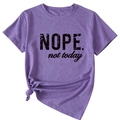 Détail d'un t-shirt violet avec imprimé NOPE not today et un nœud élégant à la base devant - S / Hauts / Violet