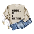 Detalle de sudadera beige con texto WEEKENDS COFFEE WRESTLING y conjunto de ropa informal - S / Arena (Letra Negra)