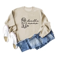 Flachbild eines beige Doodle Mama Sweatshirts mit langen Ärmeln und schwarzer Grafik - S / Sandfarbenes Sweatshirt (Schwarze Schrift)