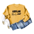 Détail d'un sweat jaune avec imprimé Airplane Mode, baskets blanches et jean en denim - S / Jaune (Police Noire)