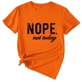 Détail d'un t-shirt orange avec slogan Nope not today et ourlet noué à la mode - S / Hauts / Orange (Texte Noir)