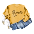 Mise à plat du sweat-shirt jaune moutarde avec imprimé doodle mama et poignets côtelés - S / Sweat-shirt Jaune (Police Noire)