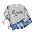 Mise à plat du sweat-shirt gris doodle mama avec motif chien et short en jean - S / Sweat-shirt Gris (Police Noire)