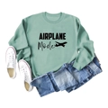 Sweat-shirt vert sauge avec imprimé Airplane Mode, présenté à plat pour le voyage - S / Vert Clair (Texte Noir)