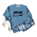 Mise à plat d'un sweat bleu brume à col rond avec motif graphique noir AIRPLANE Mode - S / Bleu (Police Noire)