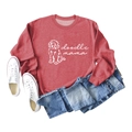 Mise à plat d'un sweat brique Doodle Mama assorti à un jean et des baskets blanches - S / Sweat-shirt Rouge (Police Blanche)