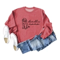 Détail d'un sweat-shirt rouge avec graphique doodle mama et illustration de chien - S / Sweat-shirt Rouge (Police Noire)