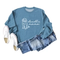 Vue à plat d'un sweat-shirt à col rond bleu brume avec motif graphique Doodle Mama blanc - S / Sweat-shirt Bleu (Police Blanche)