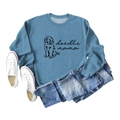 Mise à plat du sweat bleu doodle mama avec jeans et baskets sur fond blanc épuré - S / Sweat-shirt Bleu (Police Noire)