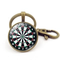 Dettaglio del portachiavi a bersaglio in bronzo vintage con vetro bombato e moschettone - Stile Bronzo Vintage (YSK0744)
