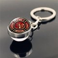 Nahaufnahme des Glaskugel-Schlüsselanhängers mit rotem Malteserkreuz-Feuerwehremblem - Feuerwehr Rettung Malteserkreuz Muster (XSWX2244-1)