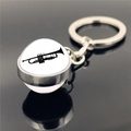 Macro d'un porte-clés musical argenté avec pendentif en verre et silhouette de trompette - Style de Trompette (XSWX2246-5)
