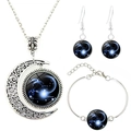 Détail macro d'un ensemble de bijoux Capricorne en argent avec design croissant de lune - Capricorne