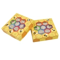 Gelbe Bienen-Geschenkbox mit Wabenfenstern und internen Trennwänden für Schokolade - Bienen Schokoladenbox Stil