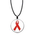 Detalle del collar con colgante de vidrio con símbolo de lazo rojo en cordón negro - Estilo Lazo Rojo Corazón (XSWX4287-5)