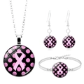 Vista detallada de un conjunto de joyas de plata con lazo rosa en cabujón de cristal - Estilo Cinta con Lunares Rosas sobre Fondo Negro (XSWX4283-1)