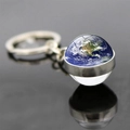 Vue macro du porte-clés globe terrestre argenté avec pendentif en dôme de verre - Contour Amérique du Nord Terre (JY006262-23)