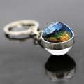 Macro de porte-clés avec sphère en verre 3D montrant une nébuleuse galaxie bleu foncé - Ciel Étoilé Bleu Foncé Or (JY006262-21)