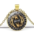 Detailansicht Wikinger Kompass Anhänger mit goldenen Wölfen und Runen an Bronze Kette - Doppelwolf Rune Stil (JY006278-6)
