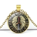 Makroaufnahme von Bronze-Wikinger-Kompassanhänger mit Flügel-Schwert und Runen-Details - Geflügeltes Schwert Rune Stil (JY006278-5)