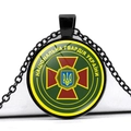 Vista macro della collana con ciondolo in vetro nero e stemma della Guardia Nazionale Ucraina - Stile Distintivo della Guardia Nazionale (JY006289-4)