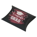 Caja de dulces de graduación en forma de almohada negra con diseño Congrats GRAD y birrete - Rojo