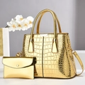 Glänzende goldene Tragetasche mit Krokodilmuster und passender Briefumschlagtasche - Gold