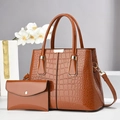 Glänzende braune Handtasche mit Krokodilmuster, goldenen Details und passendem Portemonnaie - Erdgelb