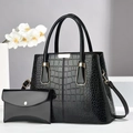 Elegantes Set aus schwarzer Lackleder-Handtasche mit Steinmuster und goldener Hardware - Schwarz