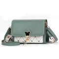 Detalle del bolso patchwork verde y blanco con acolchado de corazones y hebilla metálica - Verde