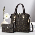 Set borsa tote marrone monogramma con portafoglio coordinato e ciondolo a nappa - Set da 2 pezzi (Tote + Pochette interna) / caffè