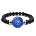 Makro-Detail des türkischen Evil-Eye-Charms auf Perlenarmband mit blauem Glas und Silber - Großer Blauer Böser Blick Stil (JY006339-4)