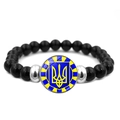 Primer plano de pulsera de cuentas negras con dije del escudo de Ucrania en fondo blanco - Estilo Logo Tridente Azul Amarillo (JY006307-3)