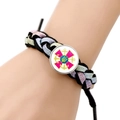 Detail van een glitter geweven armband met metalen hanger en het Oekraïense drietand-embleem - Roze Kruis Anker Trident Stijl (JY006316-8)