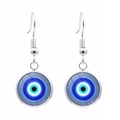 Vue détaillée de boucles d'oreilles argentées avec pendentifs œil bleu en verre poli - Style Pupille Bleu Dégradé (JY006330-5)