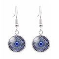 Vue macro de boucles d'oreilles œil bleu en verre avec crochets argentés sur fond blanc - Style Géométrique Mandala (JY006330-7)